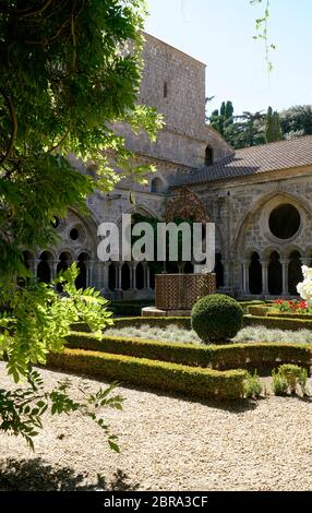 Kloster und Garten von Abbaye Sainte-Marie de Fontfroide oder Fontfroide Abtei in der Nähe von Narbonne, Aude Department, Occitanie, Frankreich, Stockfoto