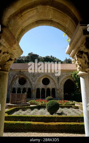 Kloster und Garten von Abbaye Sainte-Marie de Fontfroide oder Fontfroide Abtei in der Nähe von Narbonne, Aude Department, Occitanie, Frankreich, Stockfoto