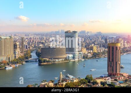 Fabelhafte skyscrappers auf dem Nil in der Innenstadt von Kairo, Ägypten. Stockfoto
