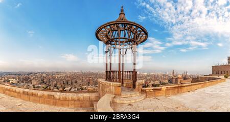 Alte geschmiedete Pavillons im Panorama von Kairo, mit Blick auf die Zitadelle. Stockfoto