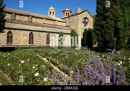 Kirche und Garten der Abtei Fontfroide ein ehemaliges Zisterzienserkloster in der Nähe von Narbonne.Aude.Occitanie.France Stockfoto