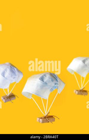 Quarantäne, kontaktlose Lieferung während eines pandemischen Coronavirus Covid-19. Zu Hause bleiben, Online-Shopping, trendy Farbblock Konzept, Box hängen an sli Stockfoto