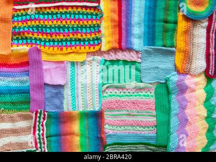 Farbige Kugeln von Garn. Blick von oben. Regenbogen Farben. Alle Farben. Garne zum Stricken. Knäuel Garn. Stockfoto