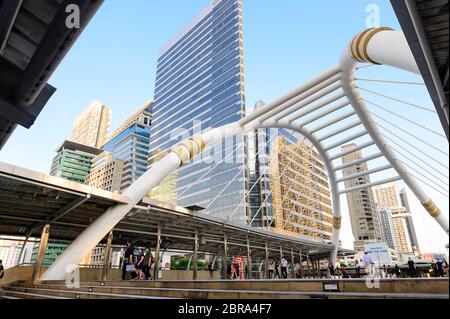 Bangkok Reisen Wahrzeichen an BTS Skyrail Chong nonsi Station Brücke Stockfoto