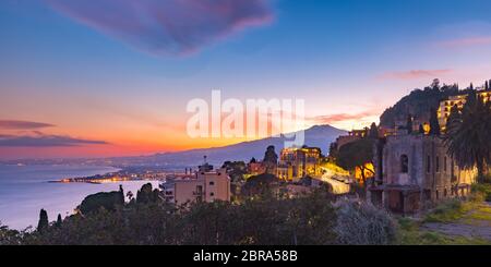 Panoramablick auf Taormina mit Vulkan Ätna bei Sonnenuntergang, Sizilien Stockfoto