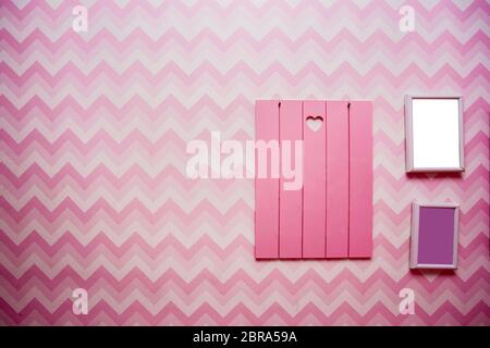 Leere Holzrahmen auf Rosa gestreifte Wand, leeren Raum für Text, pink und lila Retro Design Hintergrund Stockfoto