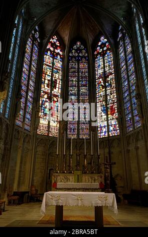 Der Altar mit Buntglasfenstern der Basilika Saint Nazaire et Celse in der befestigten Stadt Carcassonne.Aude.Occitanie.Frankreich Stockfoto