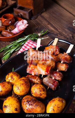 Rustikale Datteln mit Speck und junger gerösteter Kartoffel. Stockfoto