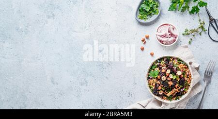 Warme Buchweizen und Rote-Bete-Salat auf grauem Hintergrund. Vegetarische Ernährung Idee und Rezept-Salat mit roter Bete, Buchweizen, Champignons, Zwiebeln, frischen Kräutern, h Stockfoto