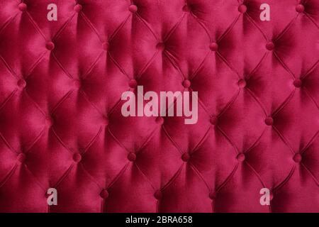 Burgund dunkelrotem Samt capitone Background, retro Chesterfield Stil kariert Soft getuftete Stoffmöbel Rautenmuster Dekoration mit Stockfoto