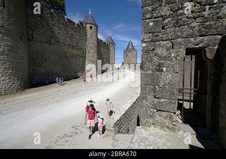 Steinstraße und innere Mauer mit Türmen der befestigten Stadt Carcassonne.Aude.Occitanie.France Stockfoto