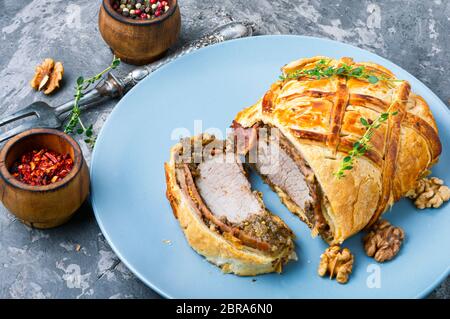 Hausgemachte Beef Wellington. Fleisch, in Blätterteig gebacken Stockfoto