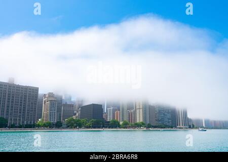 Chicago Skyline versteckt durch eine Nebelwolke über dem Lake Michigan Stockfoto