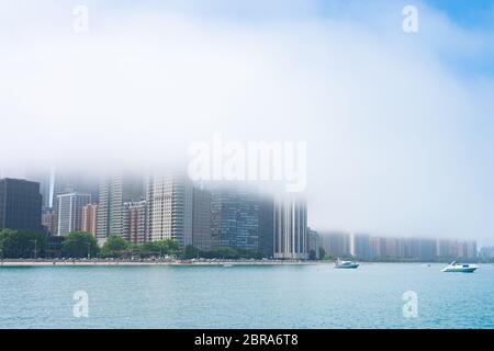 Chicago Skyline versteckt durch eine Nebelwolke über dem Lake Michigan Stockfoto