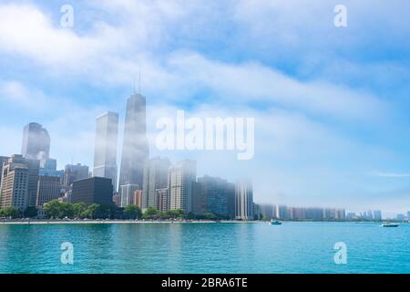 Chicago Skyline versteckt durch Nebel Wolken über Lake Michigan Stockfoto