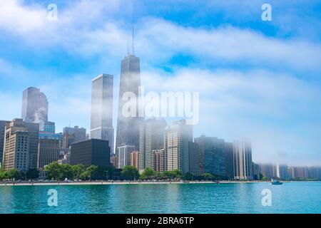 Chicago Skyline versteckt durch Nebel Wolken über Lake Michigan Stockfoto