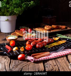 Chili chorizo ​​sausage mit Tomatenbruschetta Stockfoto