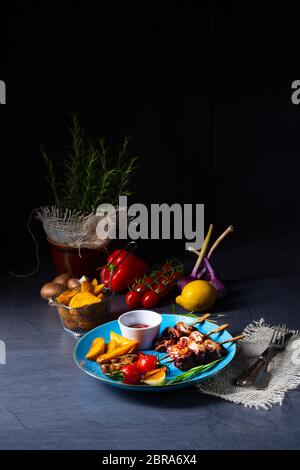 Rinderschäken-Spieße mit gegrilltem Gemüse auf einem kaukasus Stockfoto