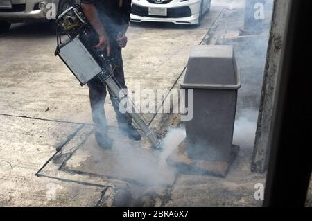 Arbeiter beschlagen Wohn-und Sanitär-Kanalisation Bereich mit Insektiziden zu töten aedes Mückenzuchtplatz, Konzept Zika-Virus und Dengue-Fieber Stockfoto