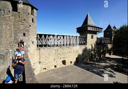 Besucher an der Mauer des Schlosses Comtal (Grafenschloss) in der befestigten Stadt Carcassonne.Aude.Occitanie.Frankreich Stockfoto