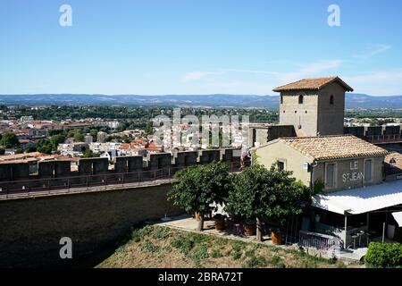 Die Stadtmauern der befestigten Stadt Carcassonne mit der Stadt Carcassonne im Hintergrund.Aude.Occitanie.Frankreich Stockfoto