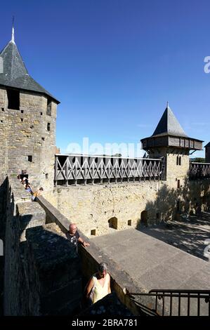 Besucher an der Mauer des Chateau Comtal (Grafenschloss) und Innenhof in der befestigten Stadt Carcassonne.Aude.Occitanie.France Stockfoto