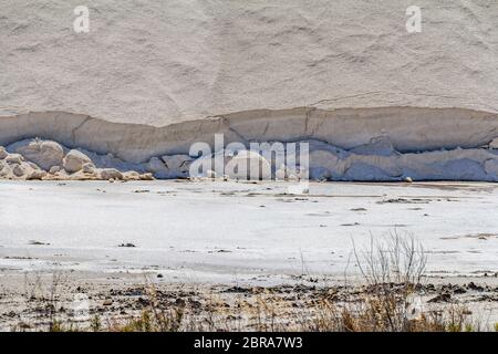 Landschaft um Salin-de-Giraud in der Camargue in Südfrankreich, welche befindet, viel Salz Verdunstungsteichen in sonnigem Ambiente Stockfoto