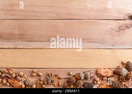 Herbst Hintergrund. Kegel, Eicheln und Stücke Holz auf Holz Hintergrund. Die Aussicht von oben. Stockfoto