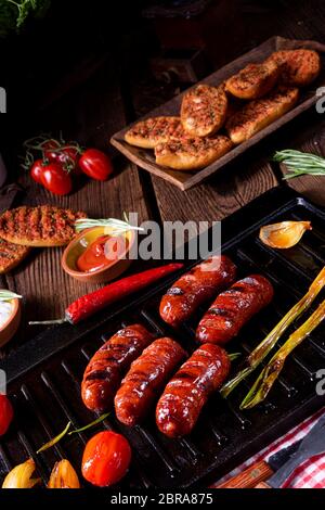 Chili chorizo ​​sausage mit Tomatenbruschetta Stockfoto