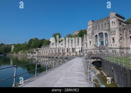Taccani Wasserkraftwerk und Visconteo Schloss. Trezzo sull'Adda (Mailand), Italien - 31. Mai 2019. Stockfoto