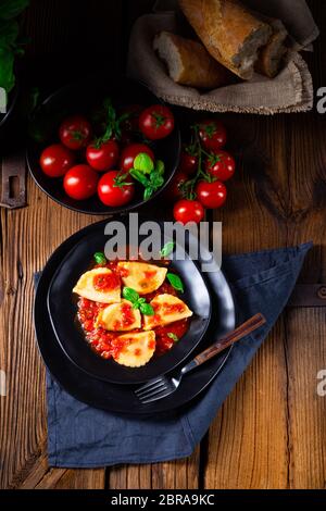 Ravioli alla Genovese mit Basilikumtomatensauce Stockfoto