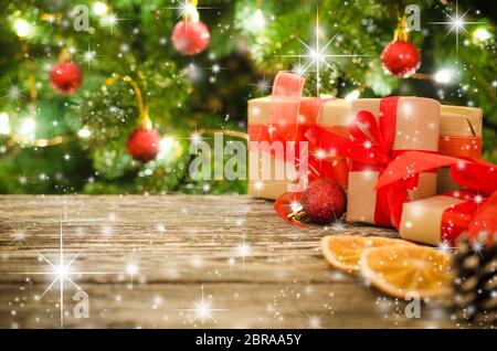 Weihnachten Geschenkboxen mit roten Bändern vor dem Hintergrund der Weihnachtsbaum und Bokeh der glitzernden party Lichter gebunden. Ansicht mit Kopie Raum Stockfoto