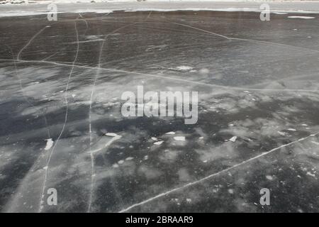 Blick auf den wunderschönen Zeichnungen auf Eis aus der Tiefe Risse und Blasen von Gas auf der Oberfläche des Sees Teletskoye, Russland Stockfoto