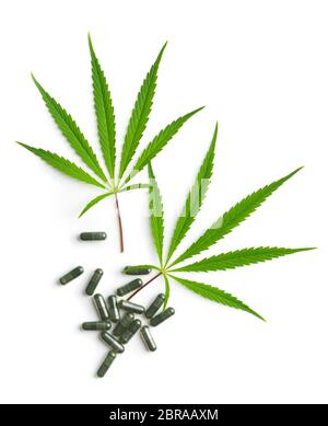 Marihuana Cannabis Blätter und Pillen auf weißem Hintergrund. Stockfoto