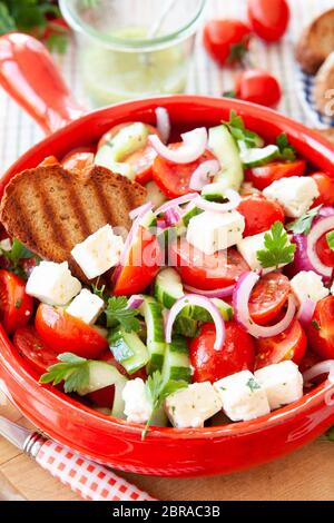 Lecker Griechischer Salat mit Feta und geröstetem Brot Stockfoto