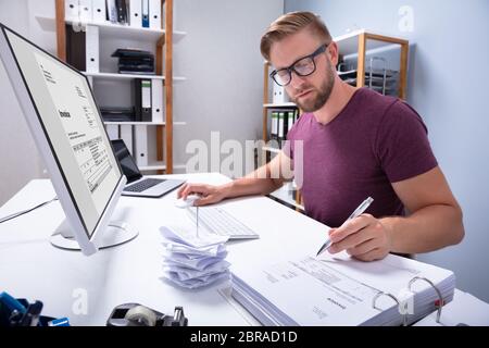 Nahaufnahme eines Geschäftsmannes Kontrolle Rechnung auf dem Computer Stockfoto