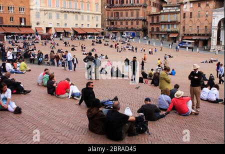 SIENA, ITALIEN AM 30. APRIL 2009. Schnappschuss rund um die Piazza del Campo in Siena, Italien. Nicht identifizierte Menschen, Touristen. Redaktionelle Verwendung. Stockfoto