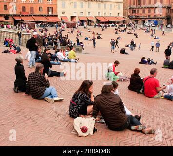 SIENA, ITALIEN AM 30. APRIL 2009. Schnappschuss rund um die Piazza del Campo in Siena, Italien. Nicht identifizierte Menschen, Touristen. Redaktionelle Verwendung. Stockfoto