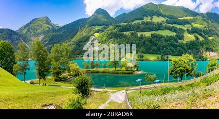 Wunderschönen smaragdgrünen See Firma Lungerersee und Lakeside Wanderweg in den Schweizer Alpen, Kanton Obwalden, Schweiz Stockfoto