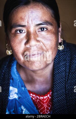 Porträt eines Kunsthandwerkers, der traditionelle Blusen in San Vicente Coatlan, Oaxaca, Mexiko, von Hand näht. Stockfoto