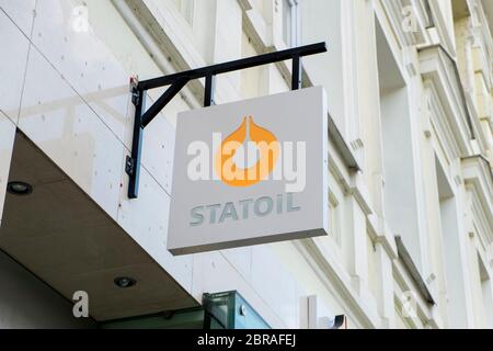 Der Eingang hängende Schild, Logo zu einem Statoil Convenience Food, Supermarkt auf Gediminas Ave. Jetzt geschlossen. In Vilnius, Litauen. Stockfoto