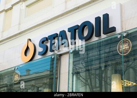 Der Vordereingang zu einem Statoil Convenience Food, Supermarkt auf Gediminas Ave. Jetzt geschlossen. In Vilnius, Litauen. Stockfoto