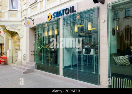 Der Vordereingang zu einem Statoil Convenience Food, Supermarkt auf Gediminas Ave. Jetzt geschlossen. In Vilnius, Litauen. Stockfoto