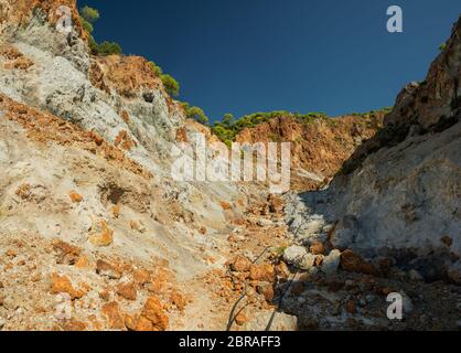 Sousaki ist ein erloschener Vulkan und moderne solfatara Gebiet im Nordosten Corinthia, Griechenland, am nordwestlichen Ende der Ägäis vulkanischen Bogens. Stockfoto