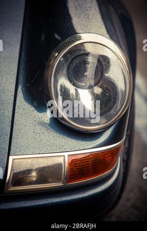Close up vertikale Bild der Scheinwerfer eines alten Klassikers. Stockfoto