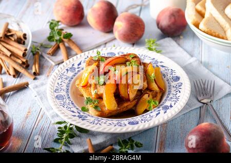 Köstliche Dessert mit frischen Pfirsichen, gebraten mit Ahornsirup und French Toast Stockfoto