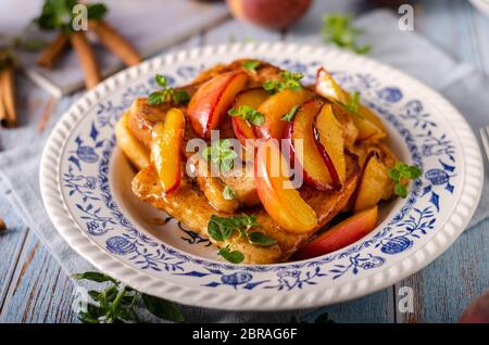 Köstliche Dessert mit frischen Pfirsichen, gebraten mit Ahornsirup und French Toast Stockfoto