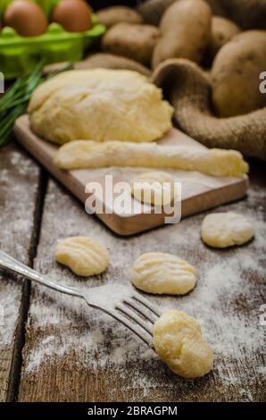 Zubereitung Gnocchi, hausgemacht mit Gabel, alle Bio-, Schneidebrett und Schreibtisch aus Holz Stockfoto