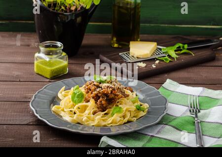 Bandnudeln mit Bolognese-sauce - original Bolognese - Rindfleisch, Sellerie, Karotten, Tomaten, Gewürze und Wein Wild-getränkten Stockfoto