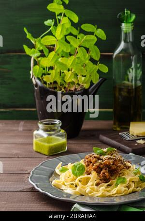 Bandnudeln mit Bolognese-sauce - original Bolognese - Rindfleisch, Sellerie, Karotten, Tomaten, Gewürze und Wein Wild-getränkten Stockfoto